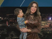 امریکی اینکر کی بچے کو گود میں اُٹھاکر خبریں پڑھنے کی ویڈیو وائرل