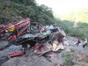 مہاراشٹراتیز رفتار بس کھائی میں جاگری27 افراد ہلاک17 زخمی