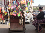 ناچ گانے کے بجائے کھلونے بیچ کر رزق کمانے والا باہمت خواجہ سرا