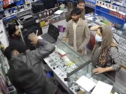 لاہور میں خاتون کا دکاندار پر تشدد اور دکان میں توڑ پھوڑ ویڈیو سامنے آگئی