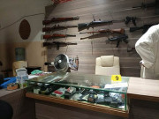 ہتھیاروں کی دکان میں نقب زنی ملزمان 6 نائن ایم ایم پستول اور نقدی لے اُڑے