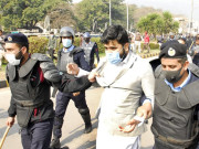 اسلام آباد میں حکومت سے مذاکرات کامیاب ہونے کے باوجود سرکاری ملازمین کا دھرنا