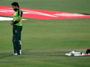 محمد رضوان ٹی ٹوئنٹی میچ میں بیٹنگ کے دوران بھی نماز کی ادائیگی نہ بھولے