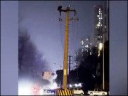 ہائی ٹینشن پول پر ورزش کرنے والے نے پورا علاقہ تاریکی میں ڈبو دیا