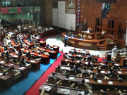 سندھ اسمبلی میں تحریک انصاف کے ارکان کا منحرف ارکان پر حملہ