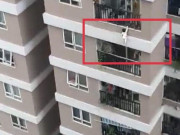 12ویں منزل سے گرنے والی بچی کو ’سپر ہیرو‘ نے بچالیا ویڈیو وائرل