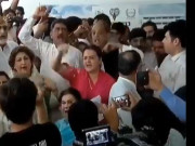 پارلیمنٹ ہاؤس کے باہر پی ٹی آئی کارکنان کی ن لیگی رہنماؤں کو دھکے اور ہاتھا پائی