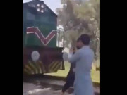 ریلوے لائن کے نزدیک ٹک ٹاک بناتے ہوئے ہولناک حادثے کی ویڈیو سامنے آگئی