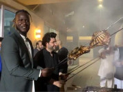 جاوید آفریدی کی جانب سے عشائیہ سیمی  نے باربی کیو بناکر پارٹی کو یادگار بنا دیا