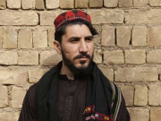 مانسہرہ  منظور پشتین کی گاڑی پر گندے انڈوں ٹماٹروں اور پتھروں سے حملہ