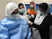 کراچی میں ویکسی نیشن سینٹر سہولتوں سے محروم بزرگوں کو پریشانی