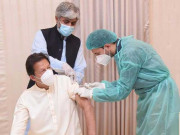 وزیراعظم عمران خان نے کورونا ویکسین لگوا لی