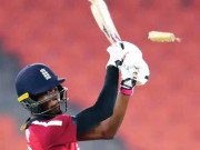 جوفرا آرچر کا بیٹ ٹوٹ جانے پر پرانی ٹویٹ وائرل ہوگئی