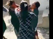 ماسک نہ لگانے پر200 روپے جرمانہ خاتون کی اہلکار سے ہاتھا پائی کی ویڈیو وائرل