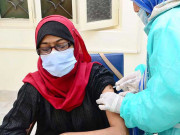 سندھ میں کورونا ویکسین نہ لگوانے والے ہیلتھ ورکرز کو نوکریوں سے نکالنے کا اعلان