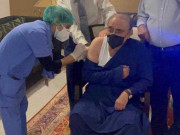سابق صدر آصف زرداری نے بھی کورونا ویکسین لگوالی
