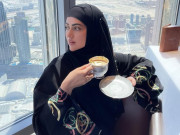 ثنا خان کی سونے کی پرت والی کافی پینے کی تصویر وائرل