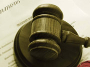 ملزم کی ضمانت کیوں منظور کیجج کو خاتون نے پرس مار دیا