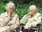 ہائے یہ منہگائی یورپی بوڑھوں کے لیے آبائی وطن میں بھی جگہ نہ رہی