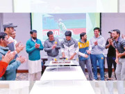 بابر اعظم کے نمبر ون بیٹسمین بننے کی خوشی میں کیک کاٹا گیا