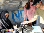 بسوں کے اڈے پر حصول رزق میں مشغول خاتون