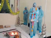 کورونا ٹیسٹ مثبت آنے پر جوڑے کی حفاظتی لباس میں شادی کے پھیرے کی ویڈیو
