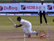 جوتا پاؤں سے اتر کر وکٹوں پر جا لگابیٹسمین ہٹ وکٹ آؤٹ