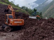 بارش اور لینڈ سلائیڈنگ کے باعث شاہراہِ نیلم مختلف مقامات پر بند