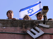 یہودی آباد کار کا فلسطینی لڑکی کے گھر پر قبضہ ویڈیو وائرل