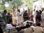 ڈسکہ میں جنازہ لے جاتے ہوئے میت پر نوٹوں کی بارش وڈیو وائرل