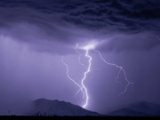 سعودی عرب میں آسمانی بجلی گرنے سے چٹان دو حصوں میں تقسیم ویڈیو وائرل