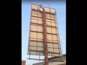 شرط جیتنے کیلیے پی ٹی آئی کے سابق ایم این اے سائن بورڈ پر چڑھ گئے