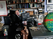 ہاکنگ کی مختصرتاریخ ممتاز سائنسداں کی ذاتی اشیا میوزیم کے حوالے