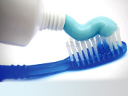 صنفِ نازک کی توجہ کے حصول میں ناکامی دل برداشتہ شخص نے ٹوتھ پیسٹ بنانے والی کمپنی پر مقدمہ کردیا