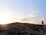 وہ سات سال تک پیدل سفر کرے گا    