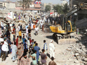 کراچی الہ دین پارک میں تجاوزات کے خلاف آپریشن پولیس اورمظاہرین میں جھڑپیں
