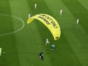 پیراشوٹر یورو میچ کے موقع پر اسٹیڈیم میں کود گیا کئی شائقین زخمی