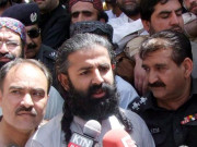 انتظامیہ دھرنا ختم کرانے اور شاہ زین بگٹی جانے پر بضد سیکڑوں مہاجرین کا سر حد پر پڑاؤ