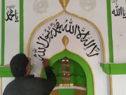 بھارت میں مساجد پر بلا معاوضہ قرآنی آیات لکھنے والا ہندو خطاط