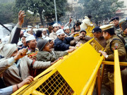 نئی دہلی وزیراعلیٰ کے دھرنے پر لاٹھی چارج متعدد زخمی