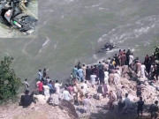 وادی نیلم میں لاہور سے آئے سیاحوں کی گاڑی دریا میں جاگری 4 افراد جاں بحق