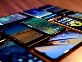 30 تا 100 ڈالر کے موبائل پر 3000، 350 تا 500 ڈالر کے موبائل پر 15000 روپے ڈیوٹی لگی۔ فوٹو: فائل 