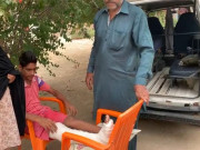 طالبعلم پاؤں میں فریکچر کے باوجود پرچہ دینے پہنچ گیا