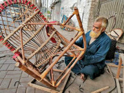 فٹ پاتھ پر کین فرنیچر بنانے والا کاریگر توجہ کا مرکز بن گیا