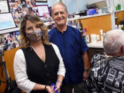 سیلون کے مالک نے بہترین ملازمہ کو دکان ایک ڈالر میں فروخت کردی