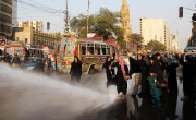کراچی کے علاقے ٹاورمیں مظاہرین کو منتشر کرنے کے لئے پولیس کا لاٹھی چارج