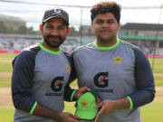 اعظم خان کا انٹرنیشنل کرکٹ میں ڈیبیو سرفراز احمد نے کیپ پیش کی