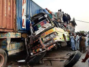 ڈیرہ غازی خان کے قریب بس اور ٹرالر میں تصادم سے 34 افراد جاں بحق