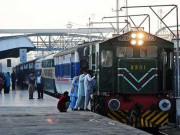 ٹرینیں کئی کئی گھنٹے تاخیر کا شکار مسافروں کو شدید مشکلات کا سامنا