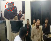 پولیس افسر کا ایکسپریس نیوز کے رپورٹر احتشام مفتی پر تشدد